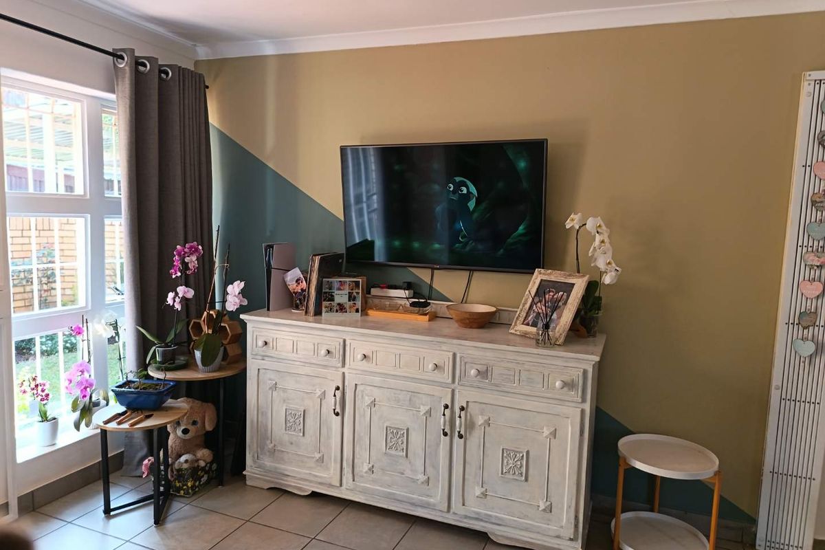 Comfortable Family Living in a Convenient Location - Photo 2