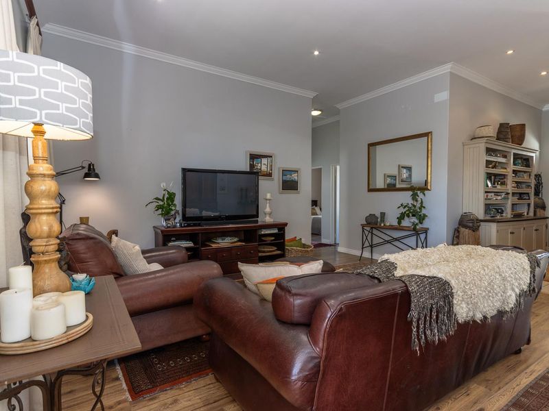 Elegant Home Perfectly Positioned For Privacy - Photo 10