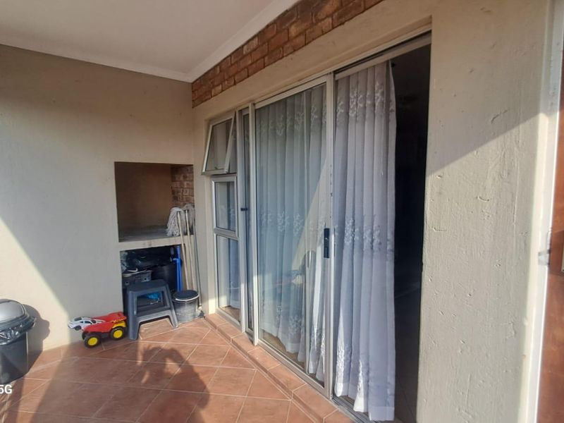 Upstairs 2 Bedroom/2 Bathroom Apartment - Photo 6