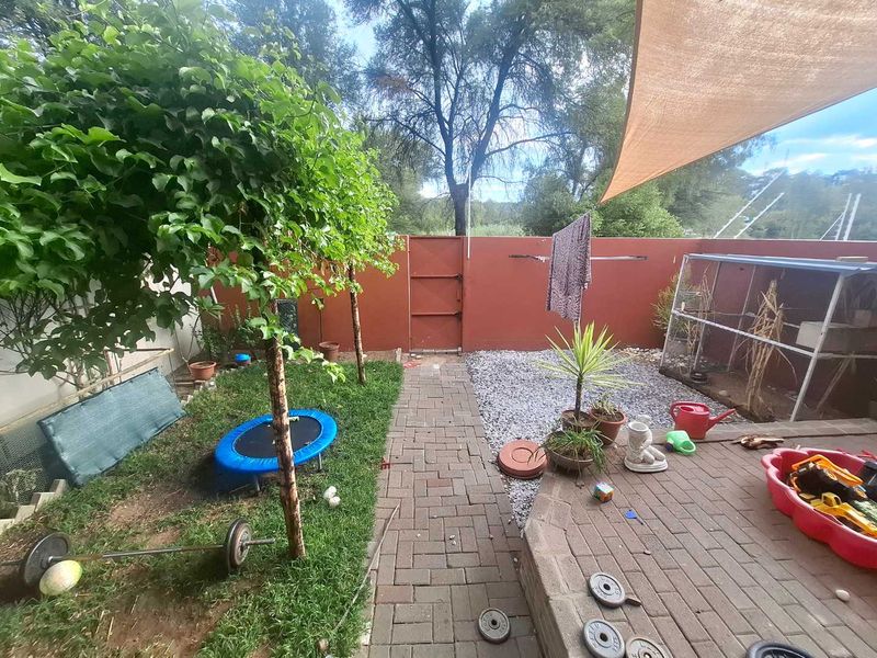 LOVELY ONE LEVEL UNIT IN A SECURE COMPLEX. - Photo 10