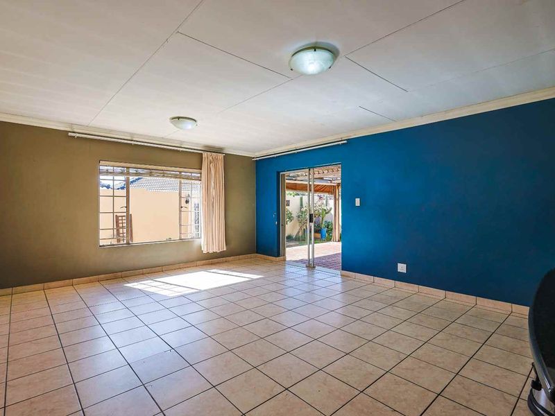 Charming 2 Bedroom Townhouse in Wierda Crest Estate - Photo 10