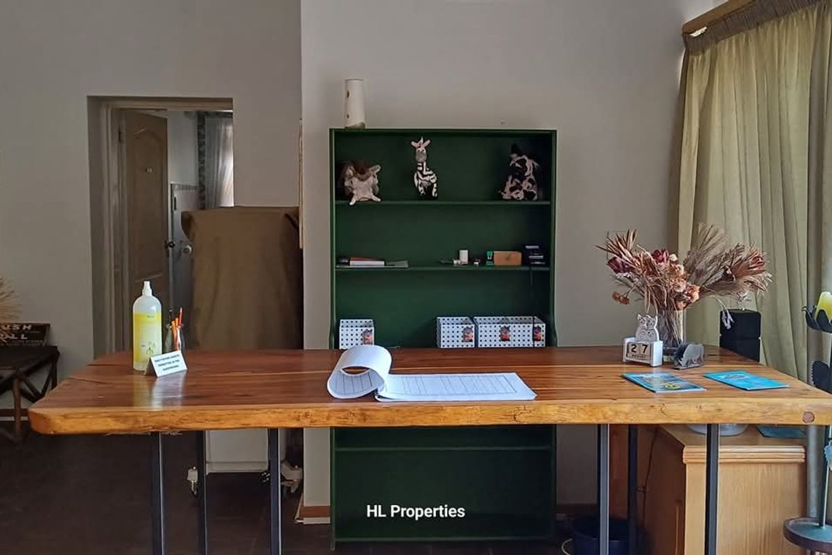 This Guesthouse is perfectly located for this business! Don't miss this opportunity. - Photo 2