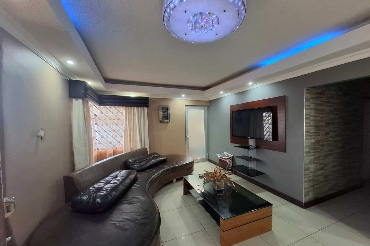 🏡 5-Bedroom Double Storey Freestanding House - Photo 2