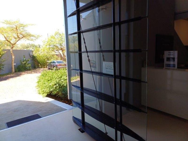 LARGE OPEN OFFICE AND RETAIL SPACE - TO LET - Photo 1