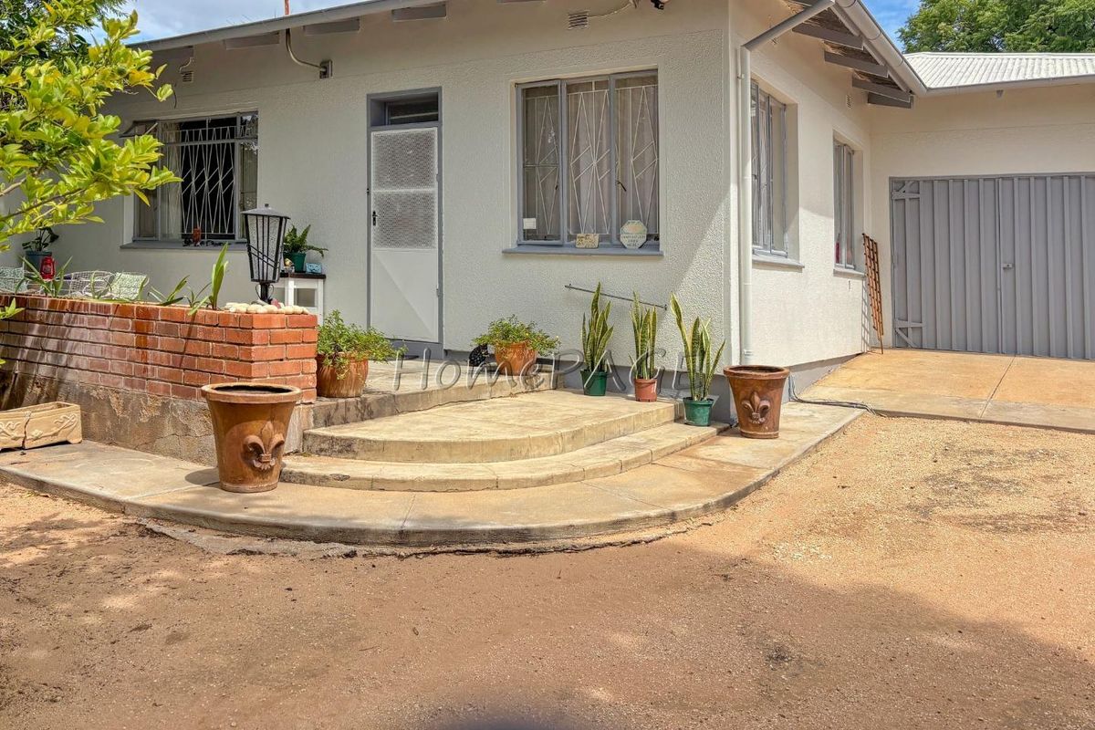 Otjiwarongo:  Property with 3 x Flats is for sale - Photo 2