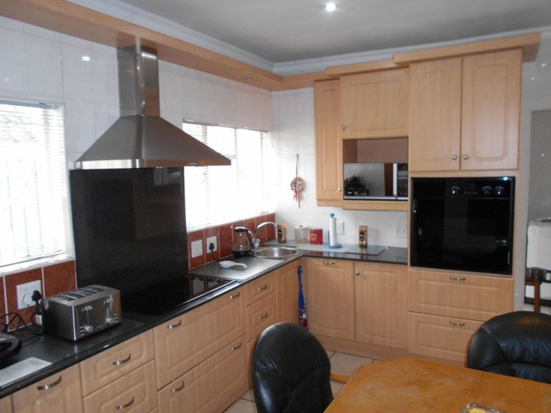 OWN YOUR DREAM WITH THIS LOVELY 4 BEDROOM FAMILY HOME!! - Photo 6