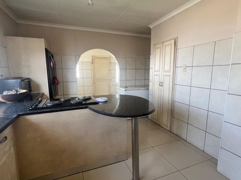 Bassonia Gem: Large 3-Bedroom House with Guest Flatlet - Photo 8
