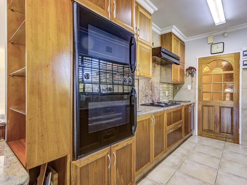 GRACIOUS FIVE BEDROOMED HOME ON 1545M2 STAND - A STONE'S THROW FROM HOMESTEAD DAM! - Photo 10