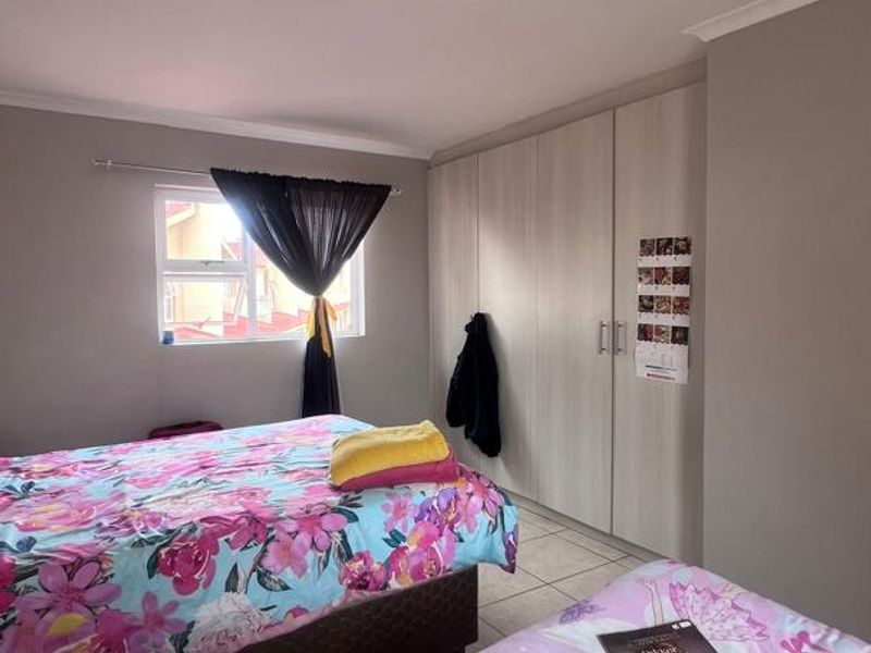 Charming Townhouse: Open Plan, Indoor BBQ & More! - Photo 6