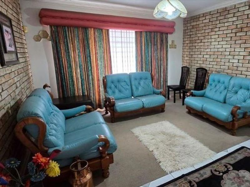 Move-In Ready 3 Bedroom Family Home with Solar, Enclosed Area - Photo 8