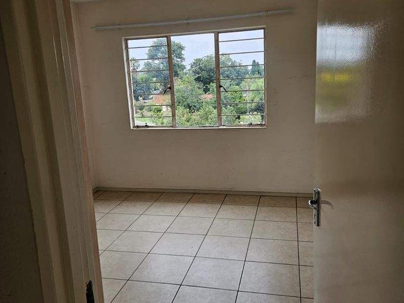 Spacious 2-Bedroom Apartment with Modern Amenities at Park Square - Photo 5