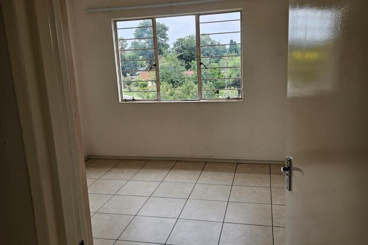 Spacious 2-Bedroom Apartment with Modern Amenities at Park Square - Photo 5