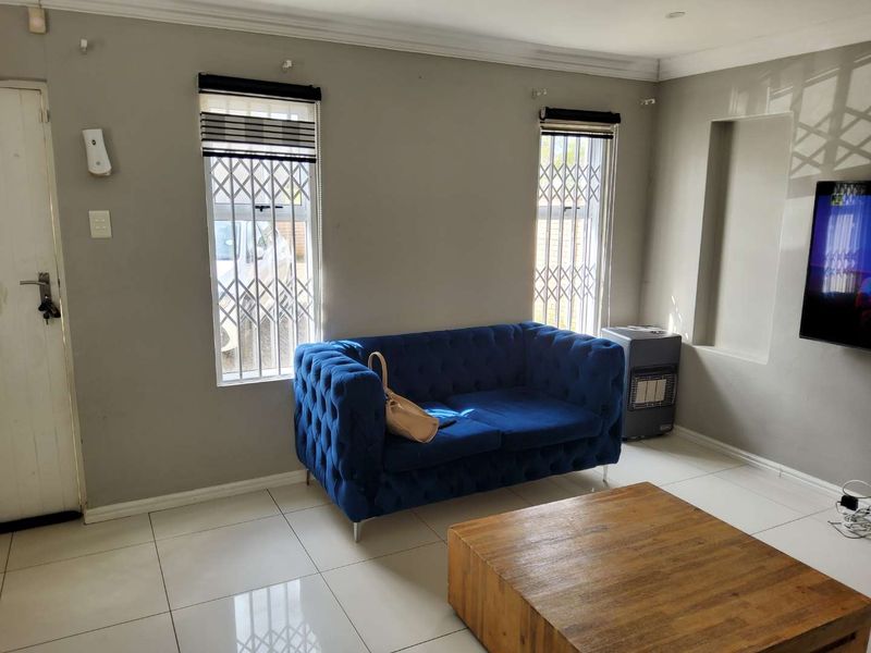 **Modern  3-Bedroom  with BIC, for family or investment for holiday Townhouse in Secure Gonubie Palms Community** - Photo 5