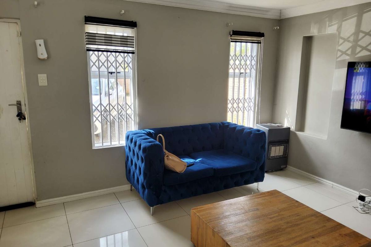 **Modern  3-Bedroom  with BIC, for family or investment for holiday Townhouse in Secure Gonubie Palms Community** - Photo 5