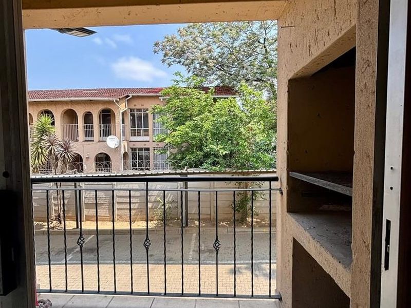 erene & Central: Peaceful 2-Bedroom Apartment in the Heart of Birchleigh - Photo 3