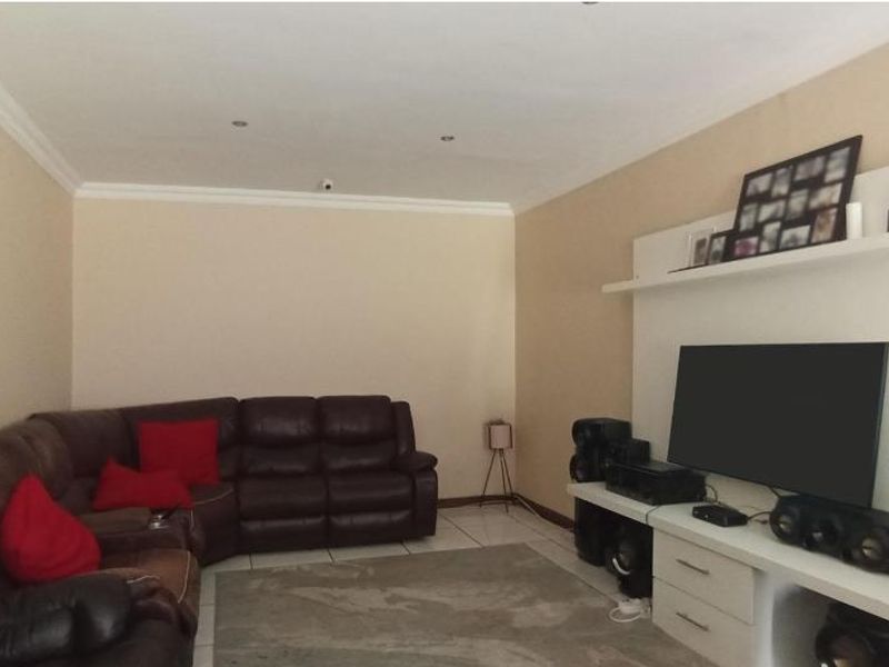 Stunning House In Rooihuiskraal - Photo 5