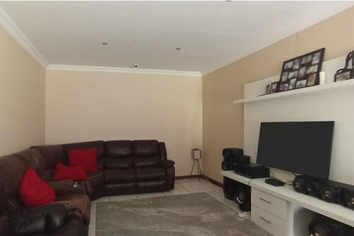 Stunning House In Rooihuiskraal - Photo 5