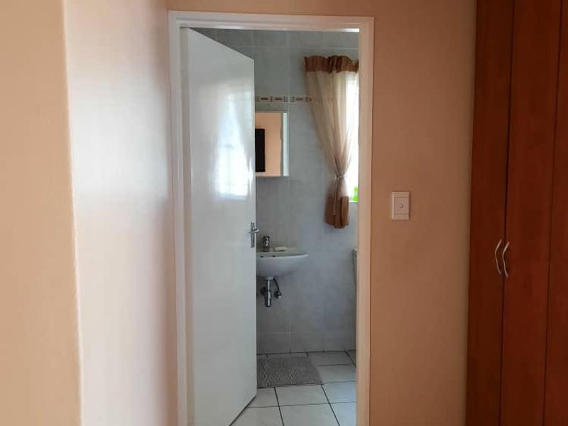 MODERN, UPMARKET 3 BEDROOM TOWNHOUSE FOR SALE IN THE WELL SOUGHT-AFTER OLYMPIA NEIGHBORHOOD: MOUNAIN VIEW!! - Photo 6