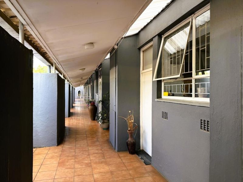 Top-Floor Comfort, Prime Position - Live Where Everything Is Within Reach! - Photo 9