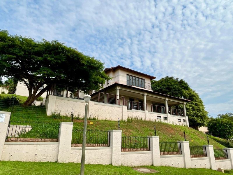 A beautiful, modern family home nestled away in the heart of the La Lucia bowl!! - Photo 1