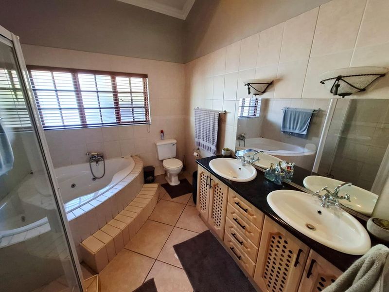 Beautifully Maintained Family Home in a Secure Aerorand Complex - Photo 4