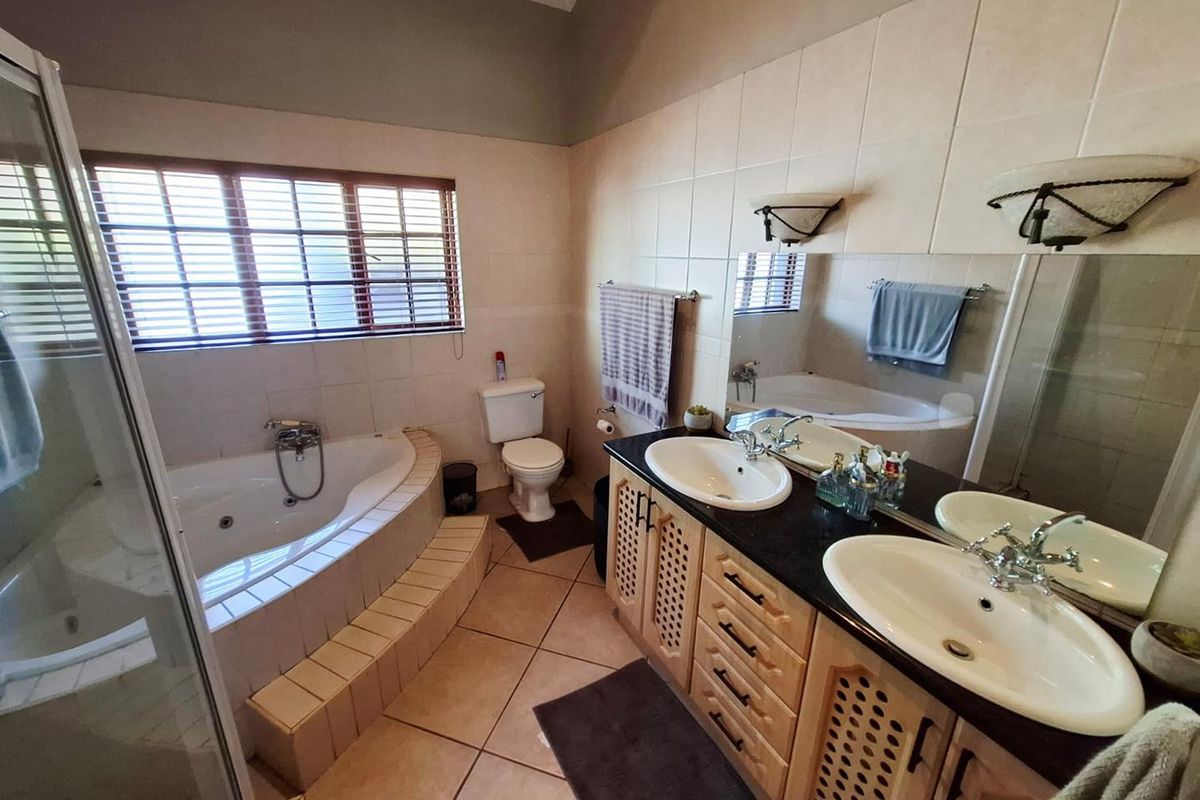 Beautifully Maintained Family Home in a Secure Aerorand Complex - Photo 4