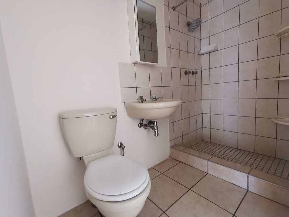 1ST BATHROOM IN THE FLAT 