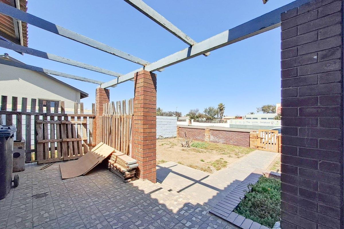 Central, Walvis Bay.  3 Bedroom on LARGE PLOT for sale - Photo 4