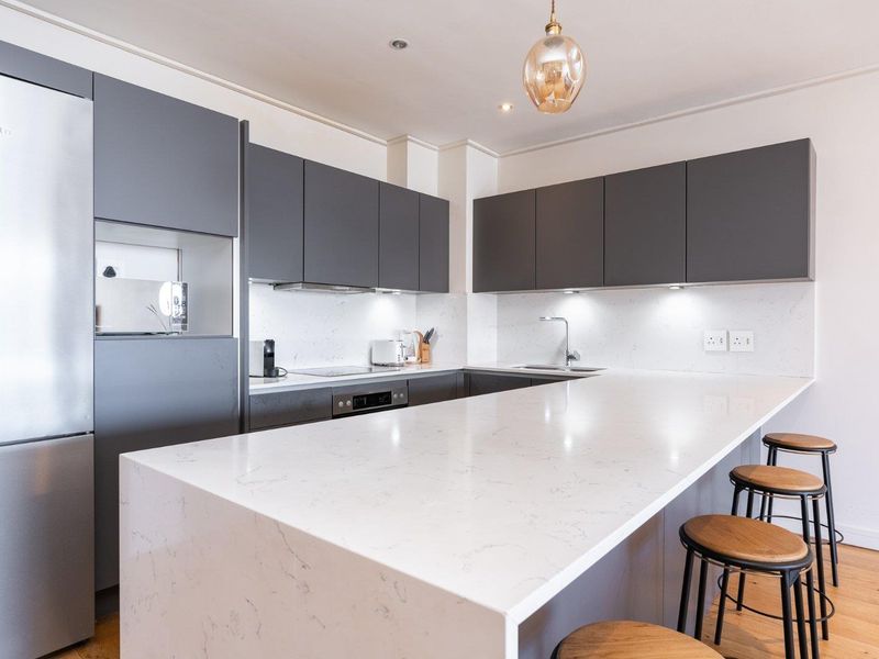 Stunning 2-Bedroom Apartment in the Iconic Glengariff Building - Photo 2