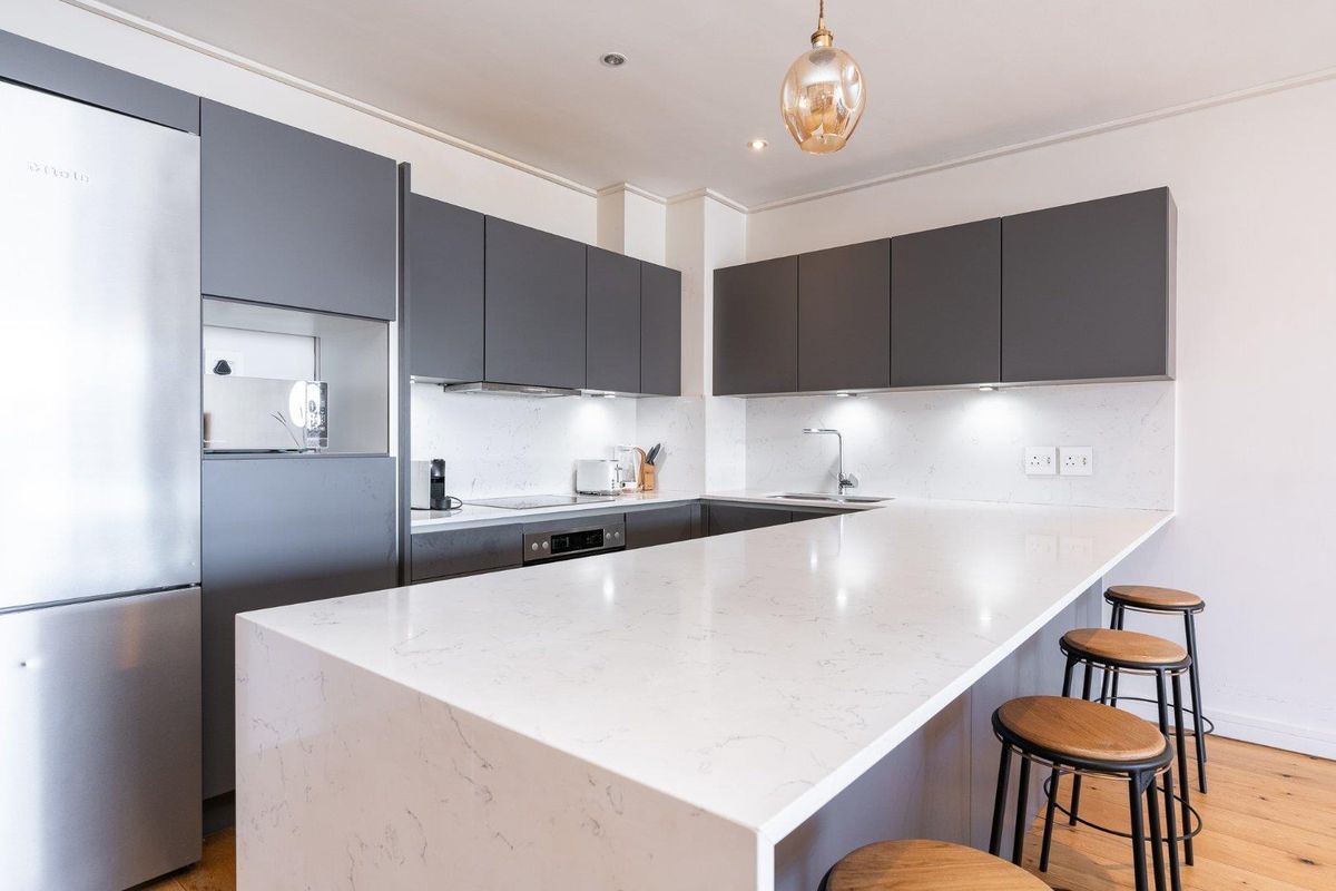 Stunning 2-Bedroom Apartment in the Iconic Glengariff Building - Photo 2