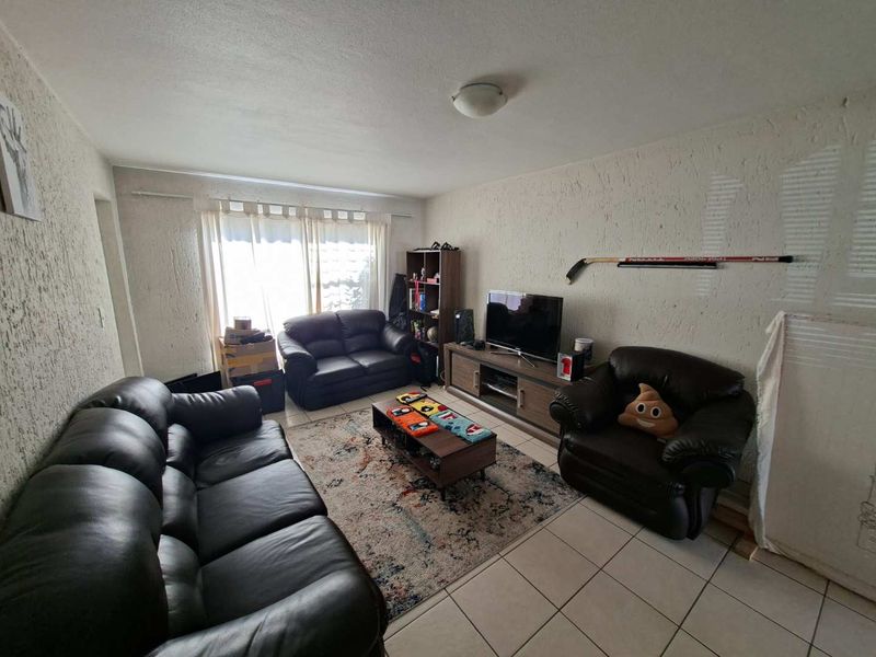 CHARMING, STYLISH & READY TO MOVE IN! - Photo 9