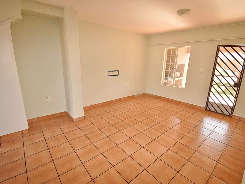 Ground Floor Townhouse - Photo 6