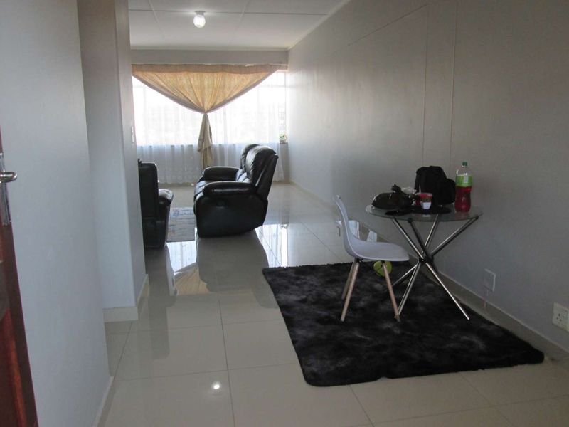 VERY NEAT AND BEAUTIFUL [ 1.5 ] ONE AND HALF BEDROOMS APARTMENT FOR SALE IN SUNNYSIDE PRETORIA BARGAIN . - Photo 8
