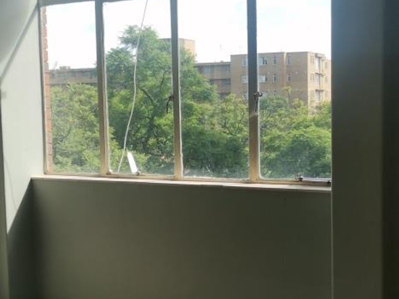 TWO BEDROOM FLAT AVAILABLE IN SUNNYSIDE -1 AUGUST 2026. - Photo 5