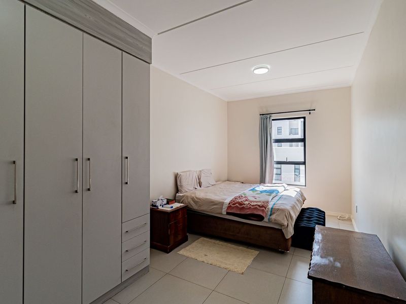 Elegant First-Floor Apartment with Lift Access - Photo 7