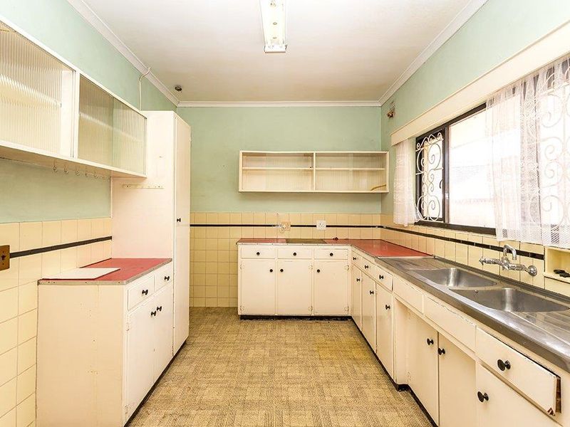 Three-Bedroom Family Home with Additional Accommodation and Garage On A Corner Plot - Photo 7