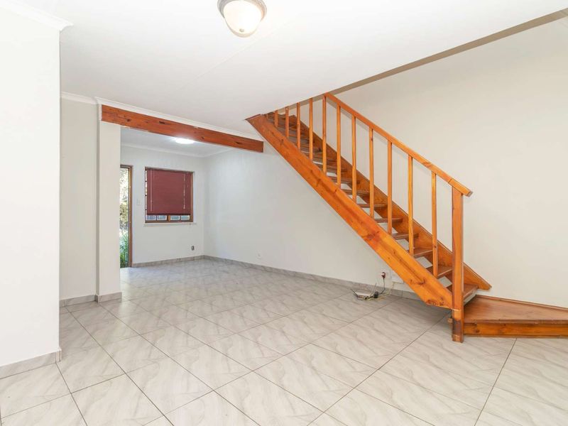 Spacious 2 Bedroom townhouse - Photo 2