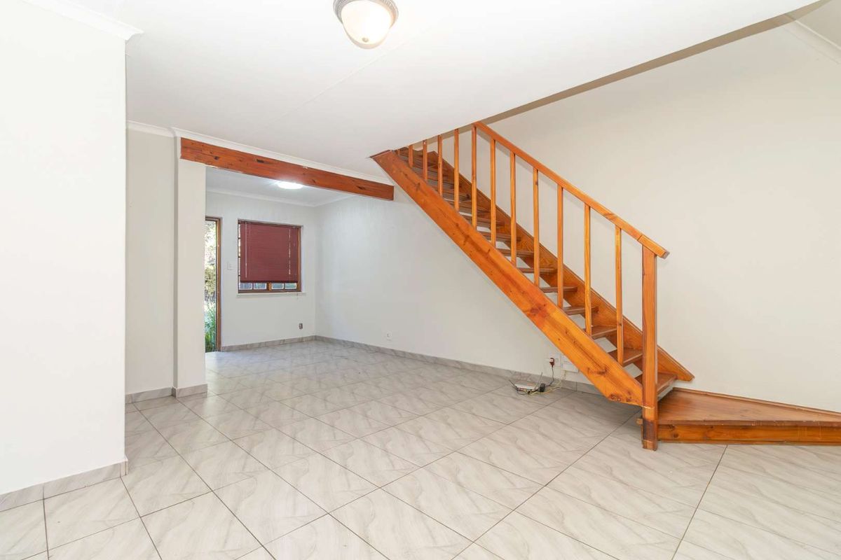 Spacious 2 Bedroom townhouse - Photo 2