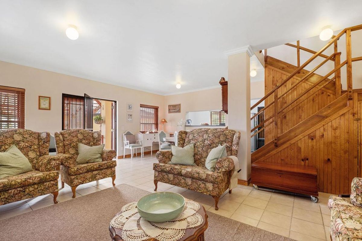 Spacious three bedroom home - Photo 2