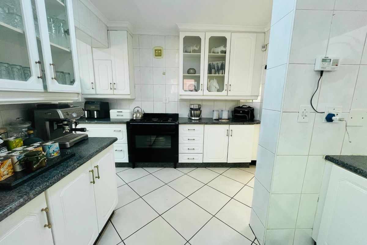 Freestanding four-bedroom home in the heart of Meyersdal | No levies | Indoor braai, bar & pool - Photo 5