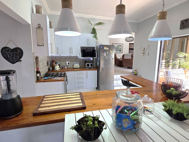 4 Bedroom Entertainers House in Seasons Estate - Photo 9