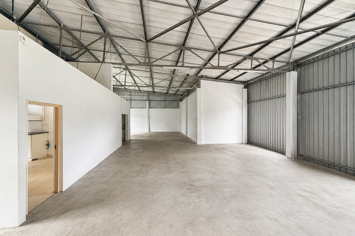 Neat Industrial Unit with Office Component in Secure Business Park - Photo 4