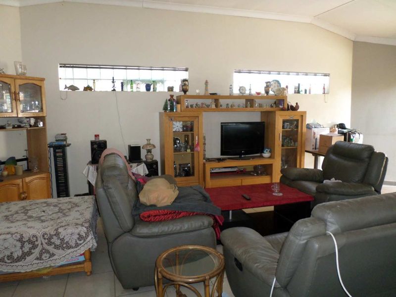 Spacious family home in secure estate. - Photo 9