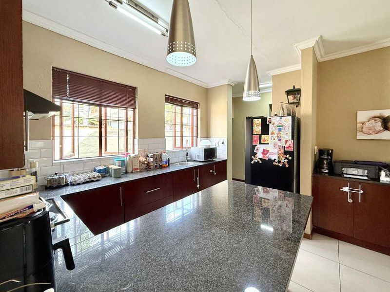 Modern Secure and Private 3 bedroom cluster - Photo 10