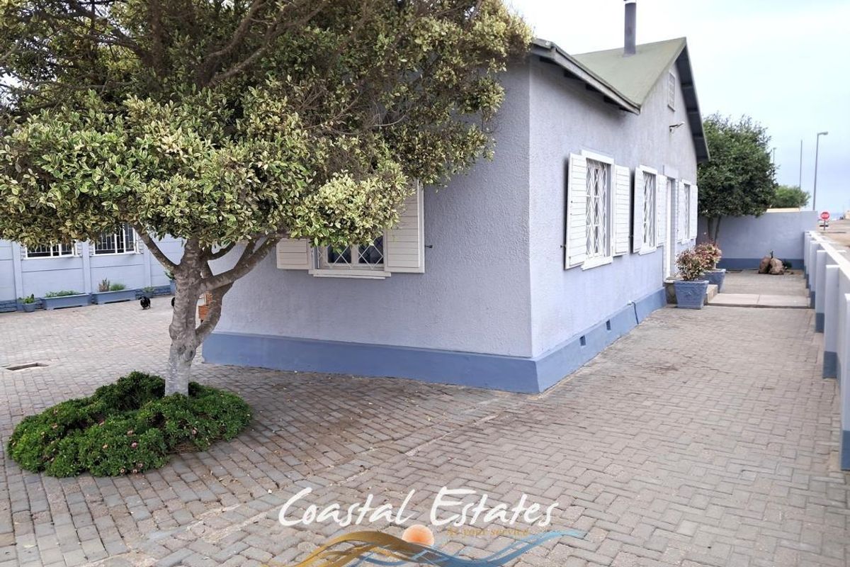 Developer's Dream: Prime Corner Property with Endless Potential - Photo 3