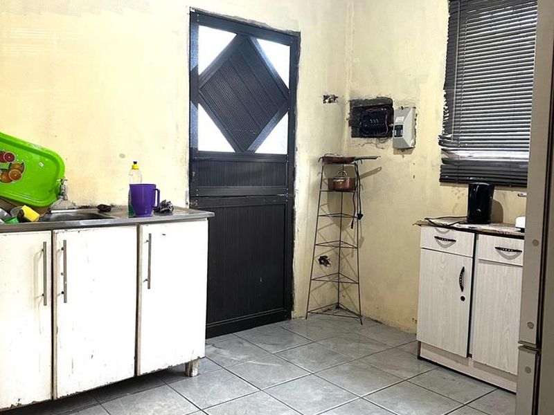 Comfortable 2-Bedroom Home in Esikhawini - Photo 2