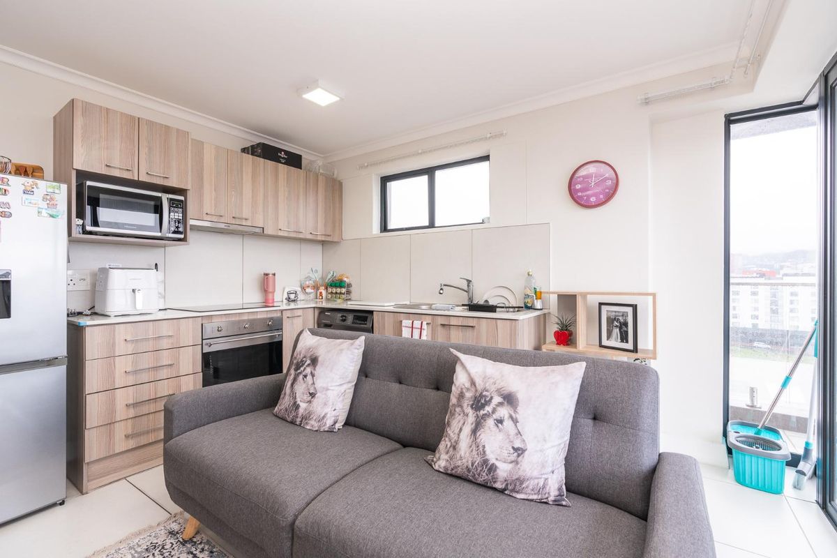Easy living in the CBD, ideal for a young professional couple or 2 varsity students. - Photo 5