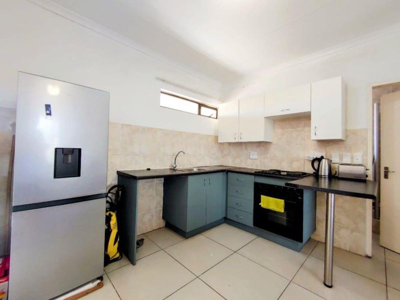 Modern 1st floor 1-Bedroom Unit in Prestigious Parklands Estate (Parkrand, Boksburg) - Photo 3