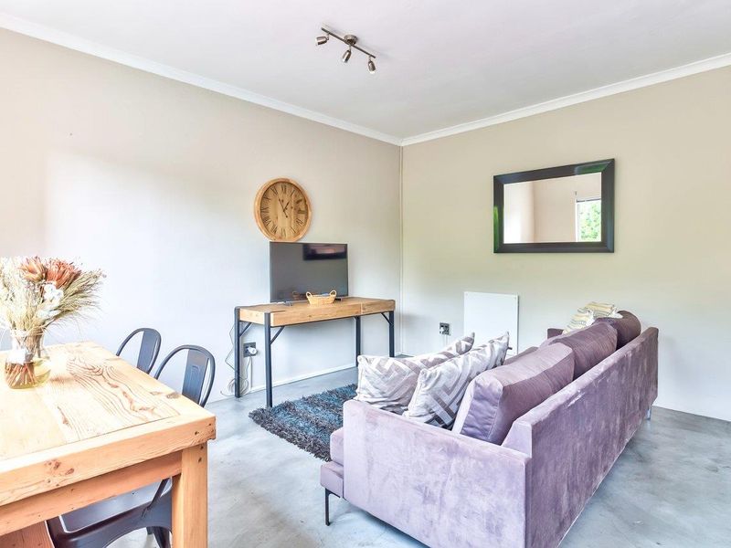 Renovated top floor apartment with stunning Table Mountain views - Airbnb Friendly! - Photo 5
