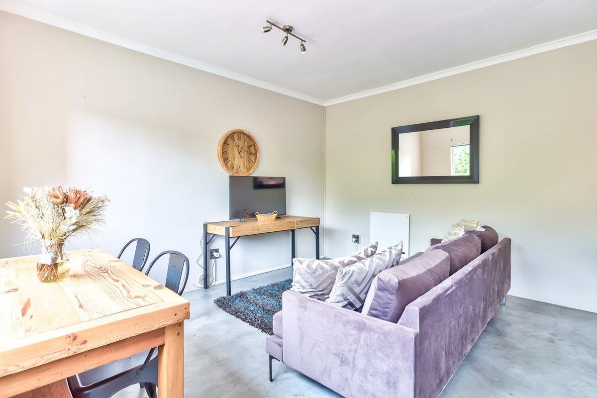 Renovated top floor apartment with stunning Table Mountain views - Airbnb Friendly! - Photo 5